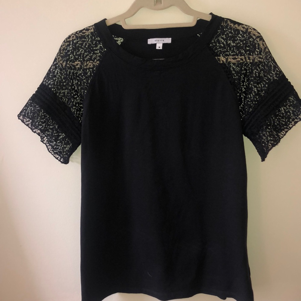 T-shirt with lace sleeves